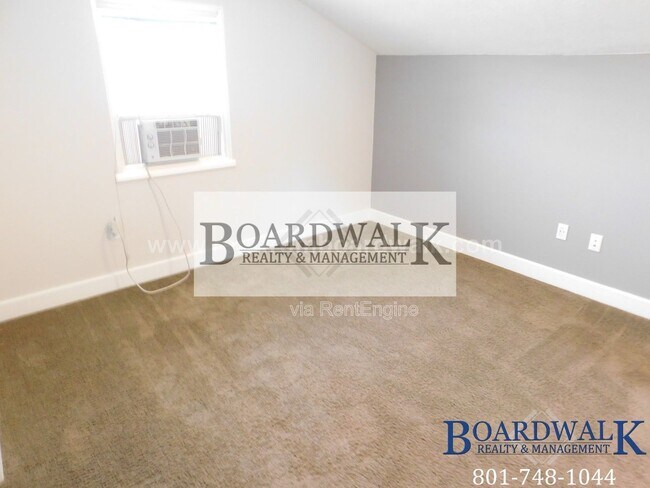 Building Photo - 657 Warnock Ave