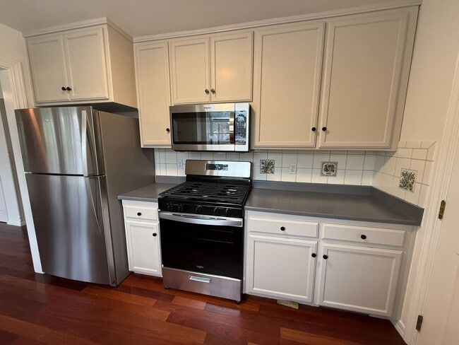 Building Photo - Experience the perfect blend of comfort, s...