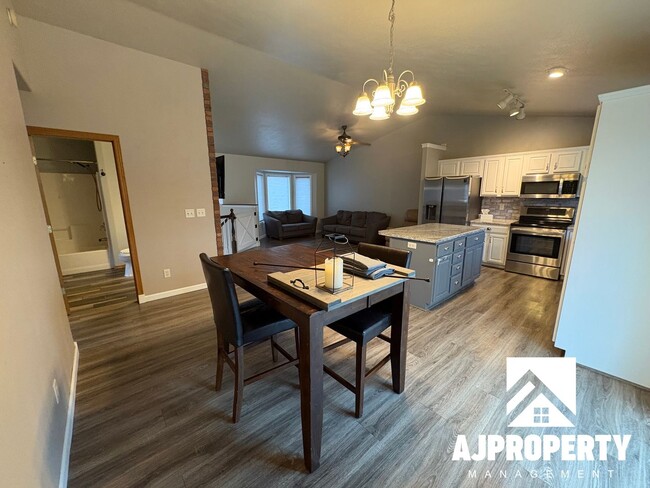 Building Photo - 5509 S Sarmar Ave