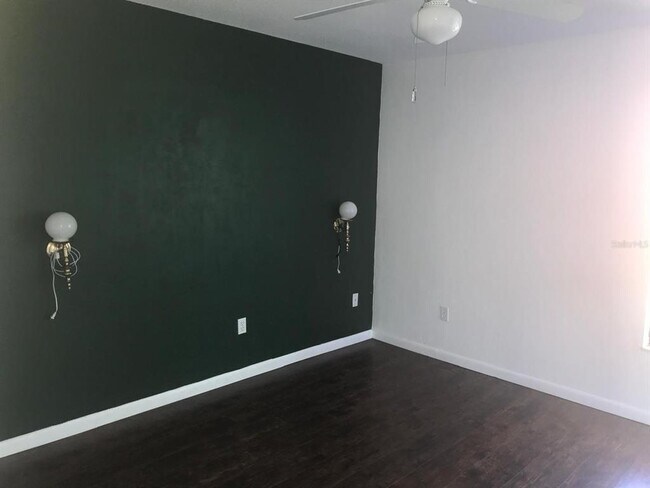 Building Photo - 112 Oakwood Village Cir