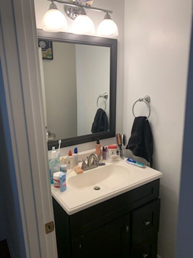 Building Photo - 2 BED with easy access to Downtown!