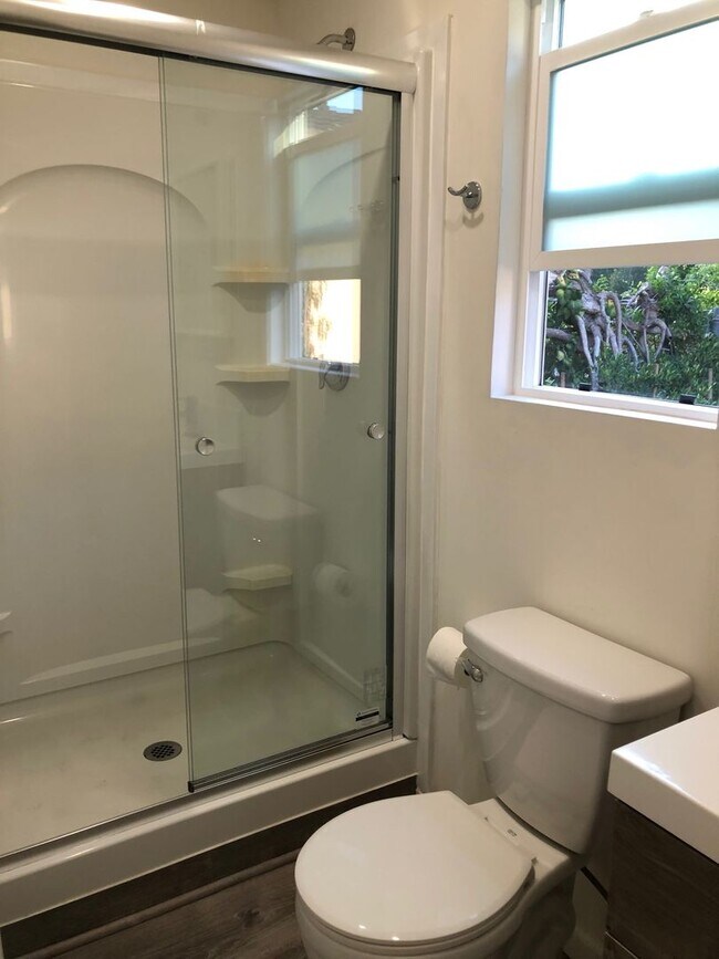 Building Photo - Tarzana- High End Compact Side House Studio