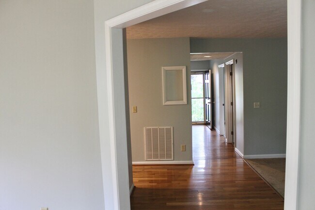 Building Photo - 736 Woodland Dr