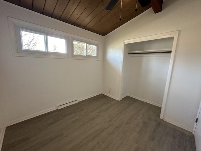 Building Photo - 3032 N Rockton Ave