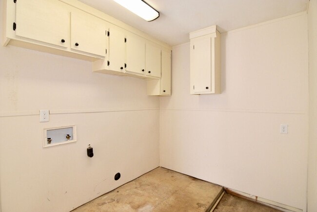 Building Photo - 3 Bed/1.5 Bath home off Meadowbrook Drive ...