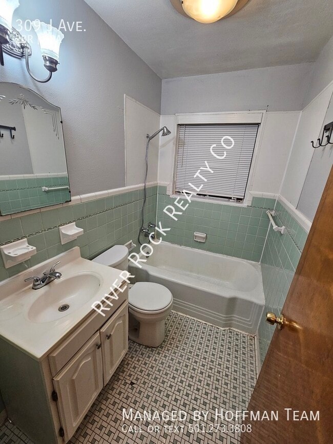 Building Photo - 309 W J Ave