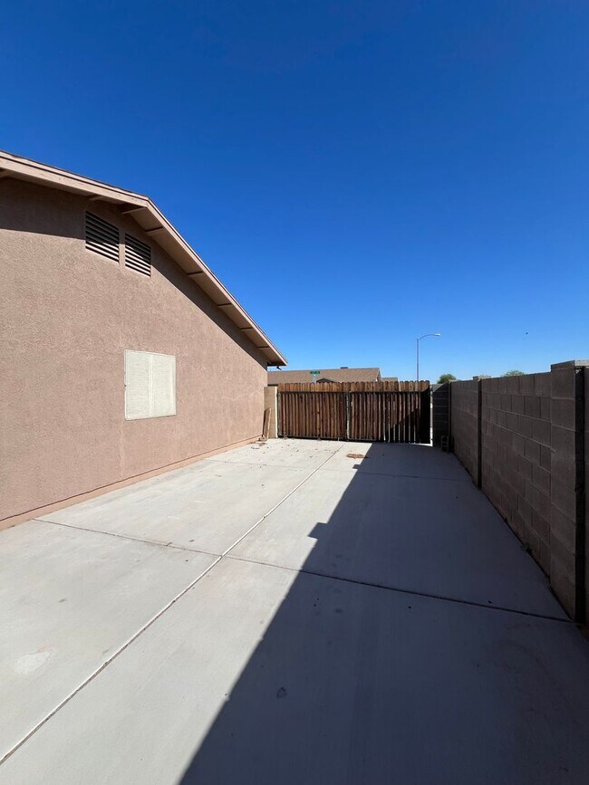 Building Photo - 4 BEDROOM POOL & SOLAR HOME!