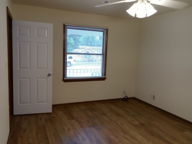 Building Photo - Charming 3 Bedroom, 2 Bath Single Family H...