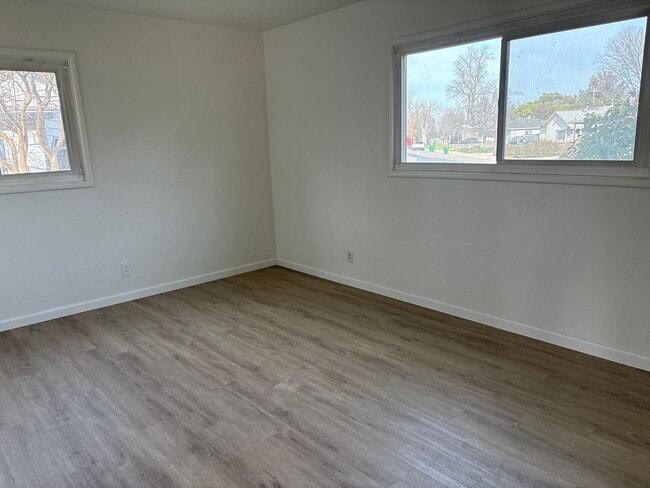 Building Photo - 30 Oak Dr