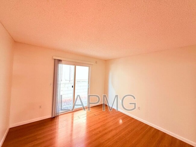 Building Photo - 1059 Western Ave