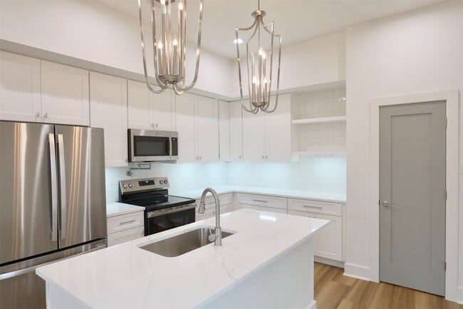 Building Photo - 421 E 41st St