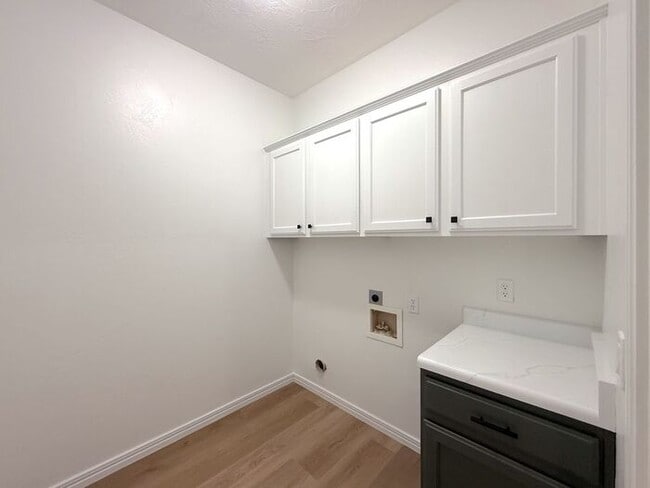 Building Photo - 3 Bed, 2 Bath, 2 Car garage Duplex Unit