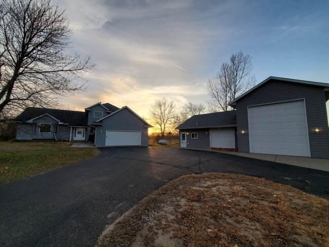 Building Photo - Spacious Home on 2 Acres