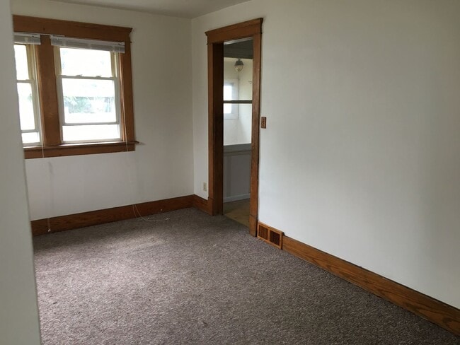 Building Photo - Awesome 3 BR 1 Bath Home with off street p...