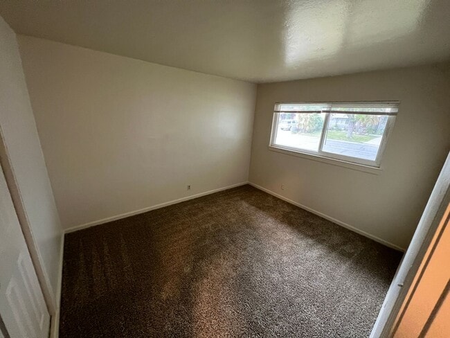 Building Photo - 1906 Bowling Green Dr