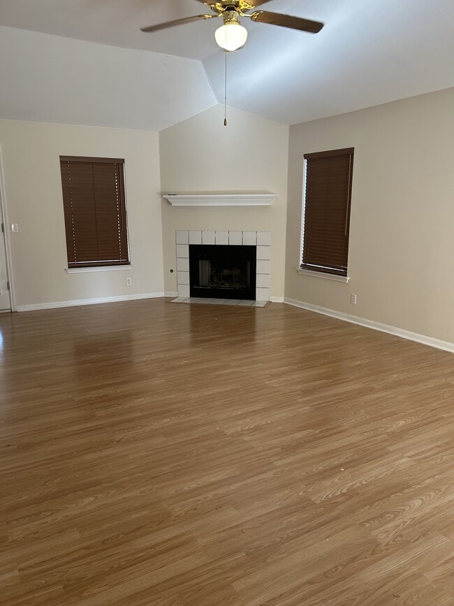 Building Photo - 210 Bailey Loop