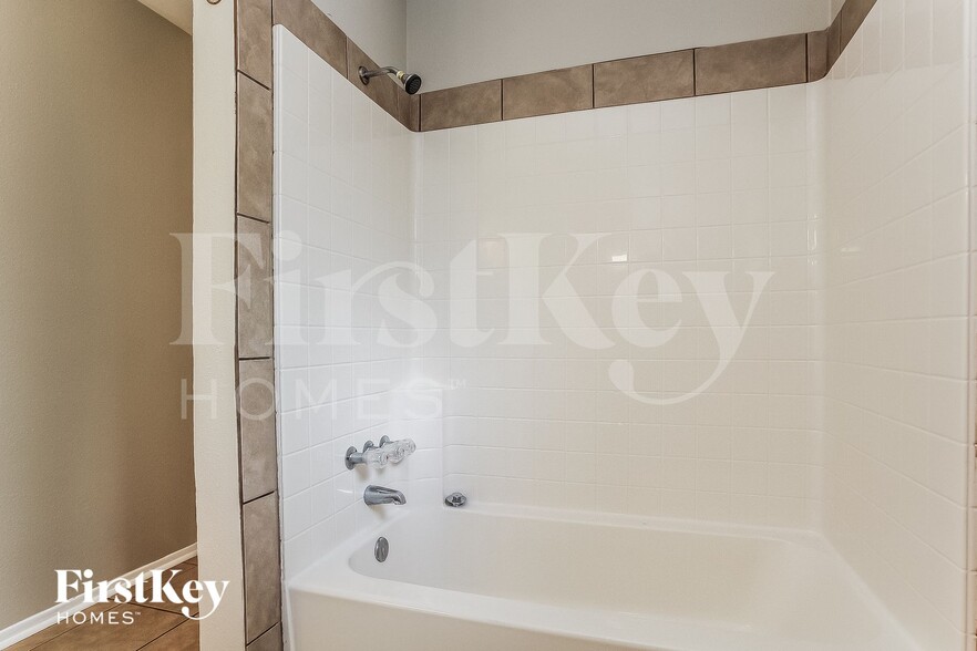 Building Photo - 9 W Bigelow Oak Ct