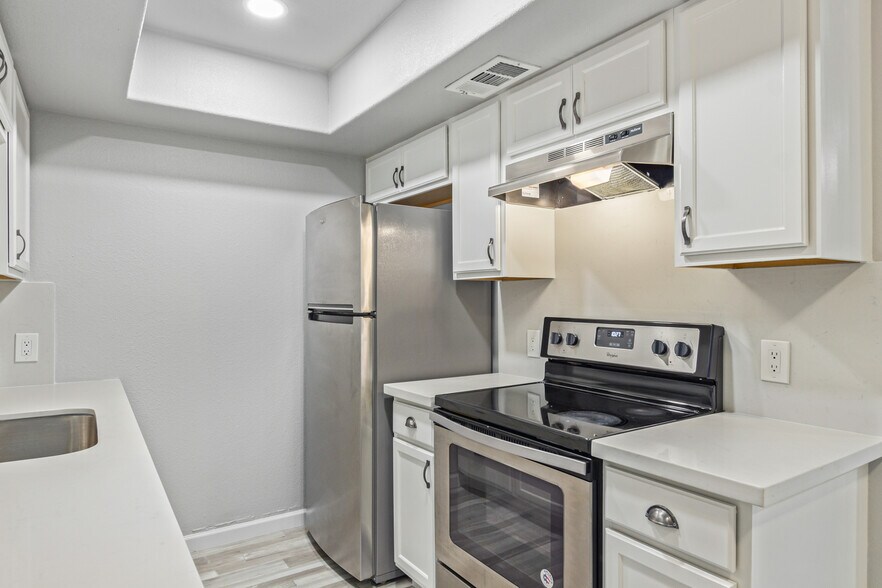 Kitchen - 2937 E Beck Ln