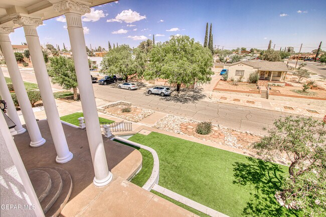 Building Photo - 1701 Elm St