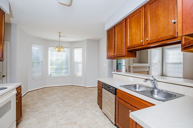 Building Photo - Beautiful Chesterfield Home Is Ready For Y...