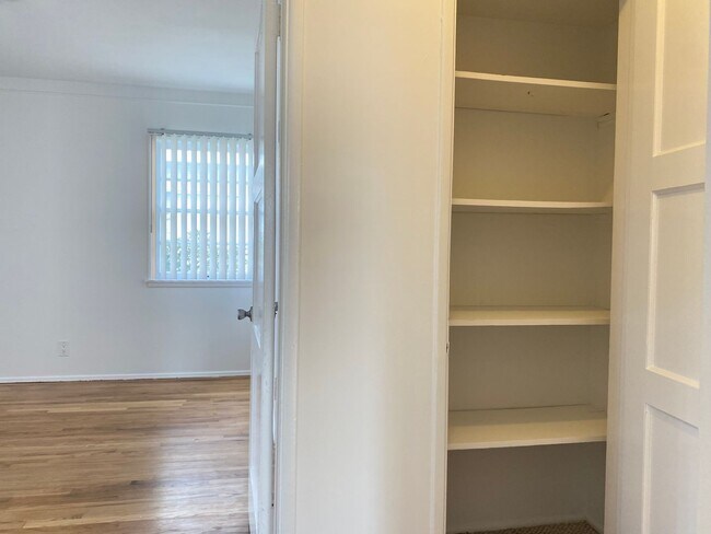 Building Photo - 360 Rennie Ave