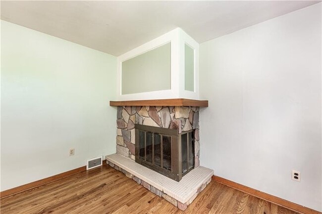 Building Photo - 1431 Lakeside Dr