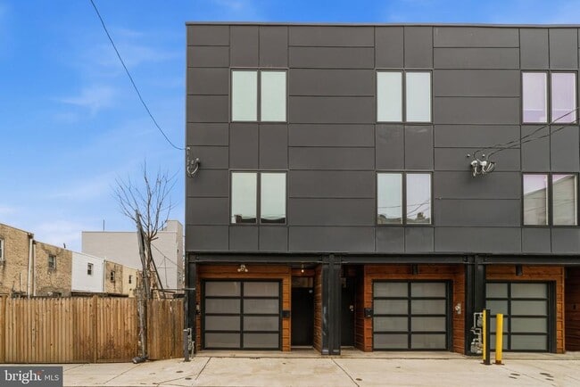 Building Photo - 2528 E Albert St