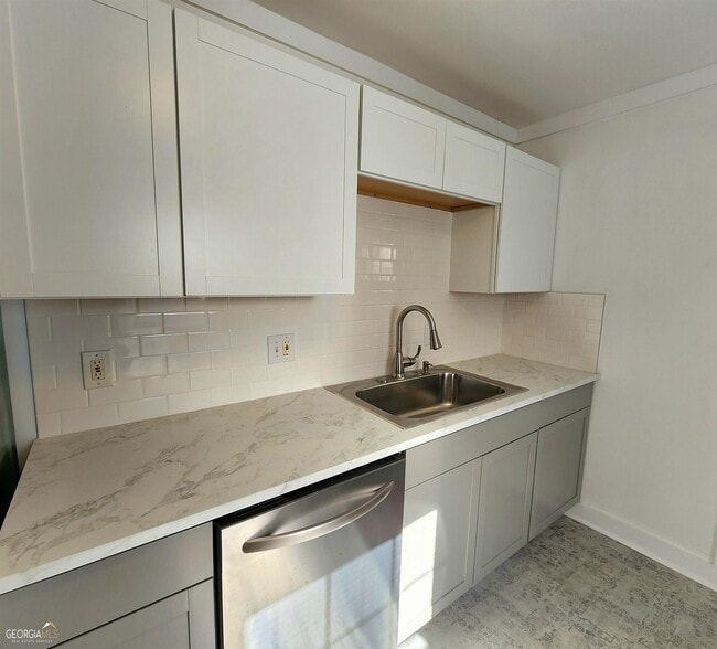 Building Photo - 2577 Eastwood Dr