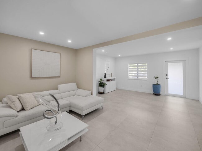 Building Photo - 520 NE 135th St