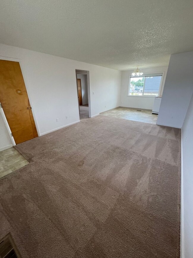 Building Photo - Great Pet Friendly Two Bedroom Duplex in Lebanon!