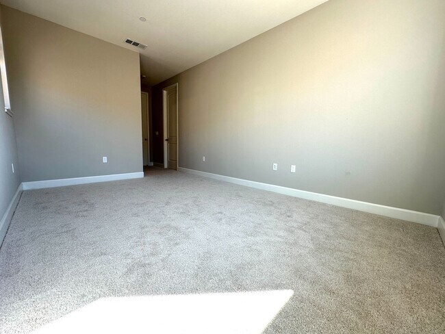 Building Photo - Beautiful Newer 5 Bedroom, 4 Bath in the h...