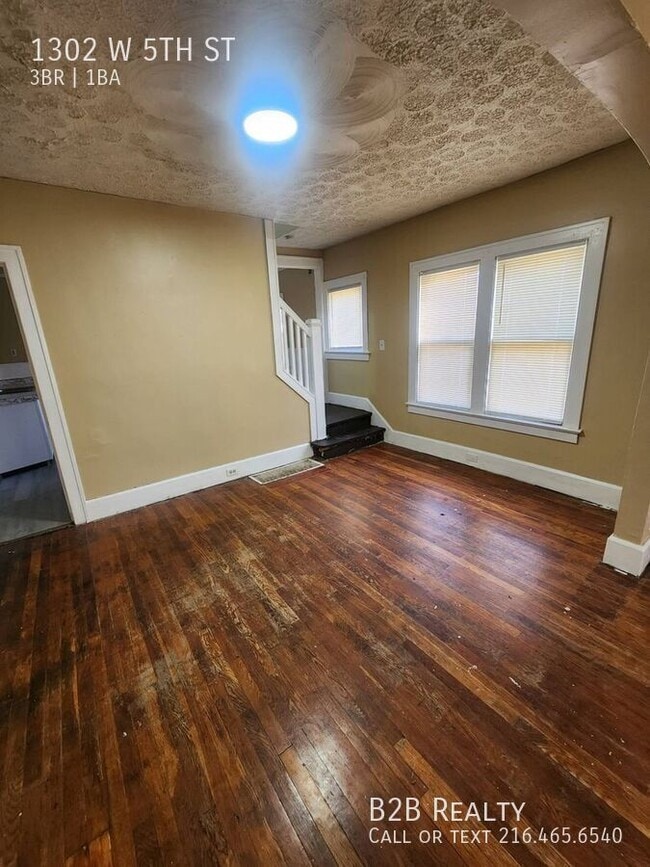 Building Photo - 1302 W 5th St