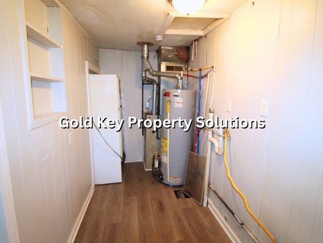 Building Photo - Meadowbrook 2 BR 1 BA House with 1-Car Gar...