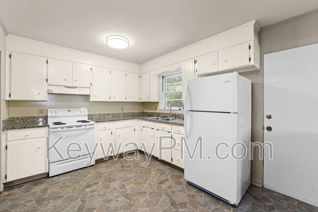 Building Photo - 3301 Westmont Dr