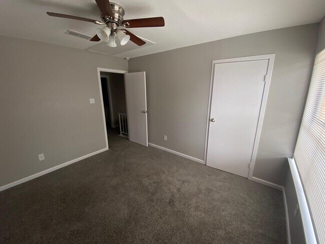 Building Photo - 2110 Hilton Head Dr