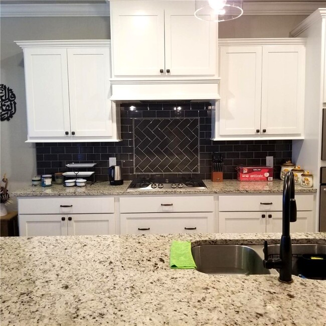 Building Photo - 5810 W Cane Hill Dr