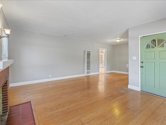 Building Photo - Sunny & Bright Bungalow in King Estates