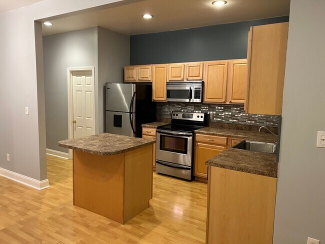 Building Photo - 3965 Shenandoah Ave