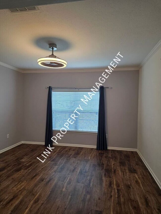 Building Photo - HALF OFF APRIL!  Beautiful One-Level Downstairs Condo in Prime Hamilton Place Location