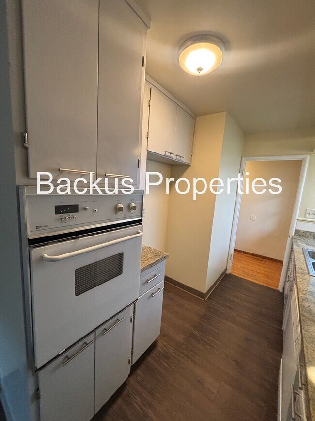 Building Photo - 827 Bedford Dr