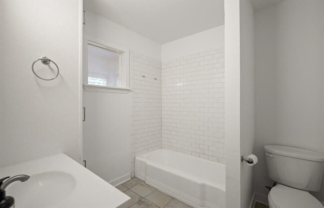 Building Photo - 2303 East Side Dr