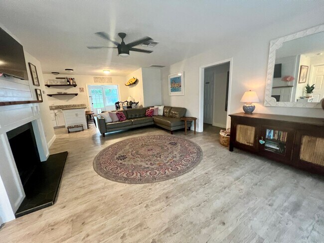 Building Photo - DUNEDIN FL LIVING 3/1 HOME