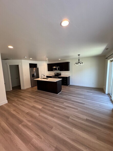 Building Photo - 494 340 W