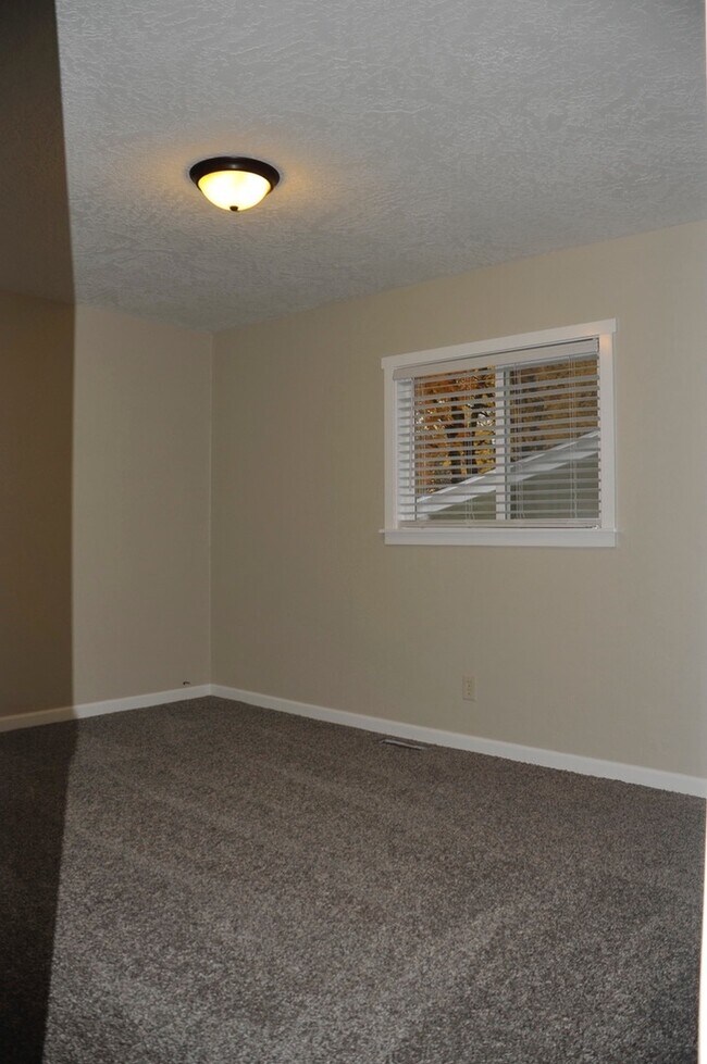 Building Photo - Sanders Beach: 5 bed 2 bath (split level) 4 car garage