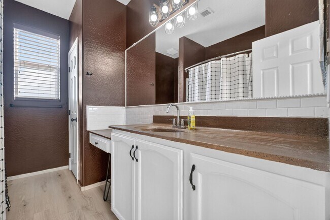 Building Photo - Amazing 5-Bedroom, 2.5-Bath Two Story Home in Stoneridge, PV