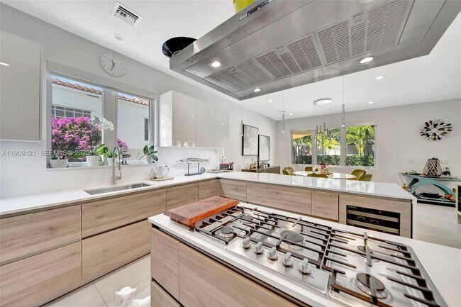 Building Photo - 544 N Victoria Park Rd