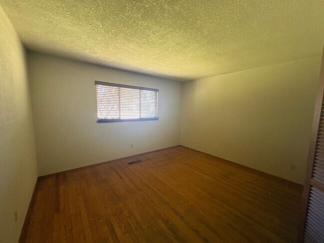 Building Photo - IMMEDIATE MOVE IN! Charming Vintage Sacramento 3 Bed / 1.5 Bath Home with Large Private Yard