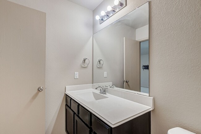 Building Photo - Ready to move in!