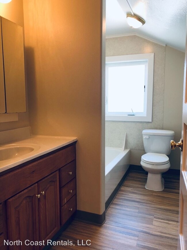 Building Photo - 400 N Holladay Dr