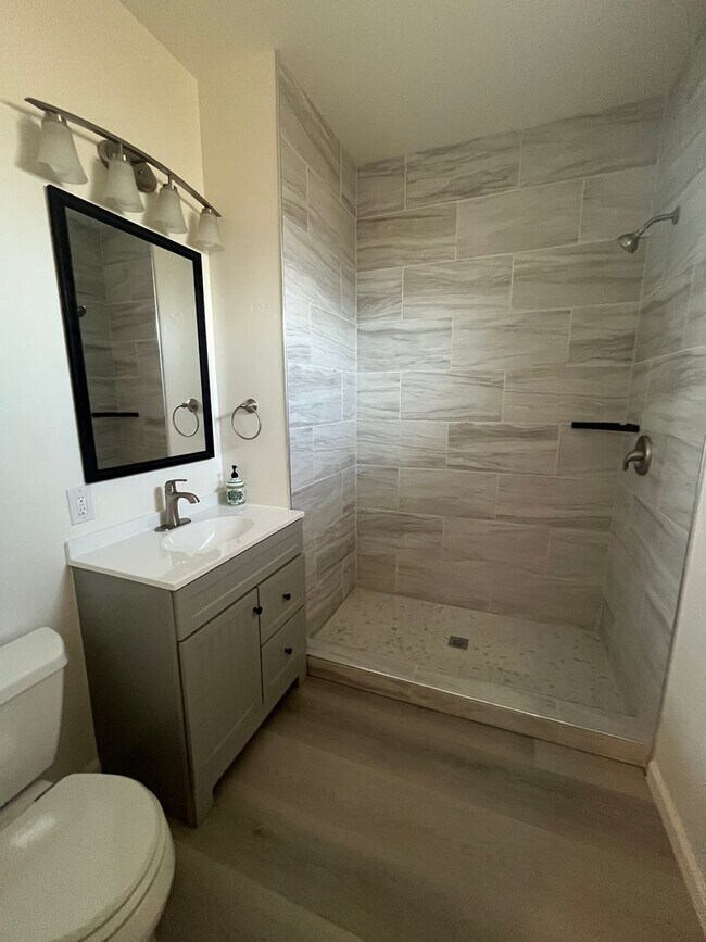 Building Photo - Newly Remodeled Home! MUST SEE!